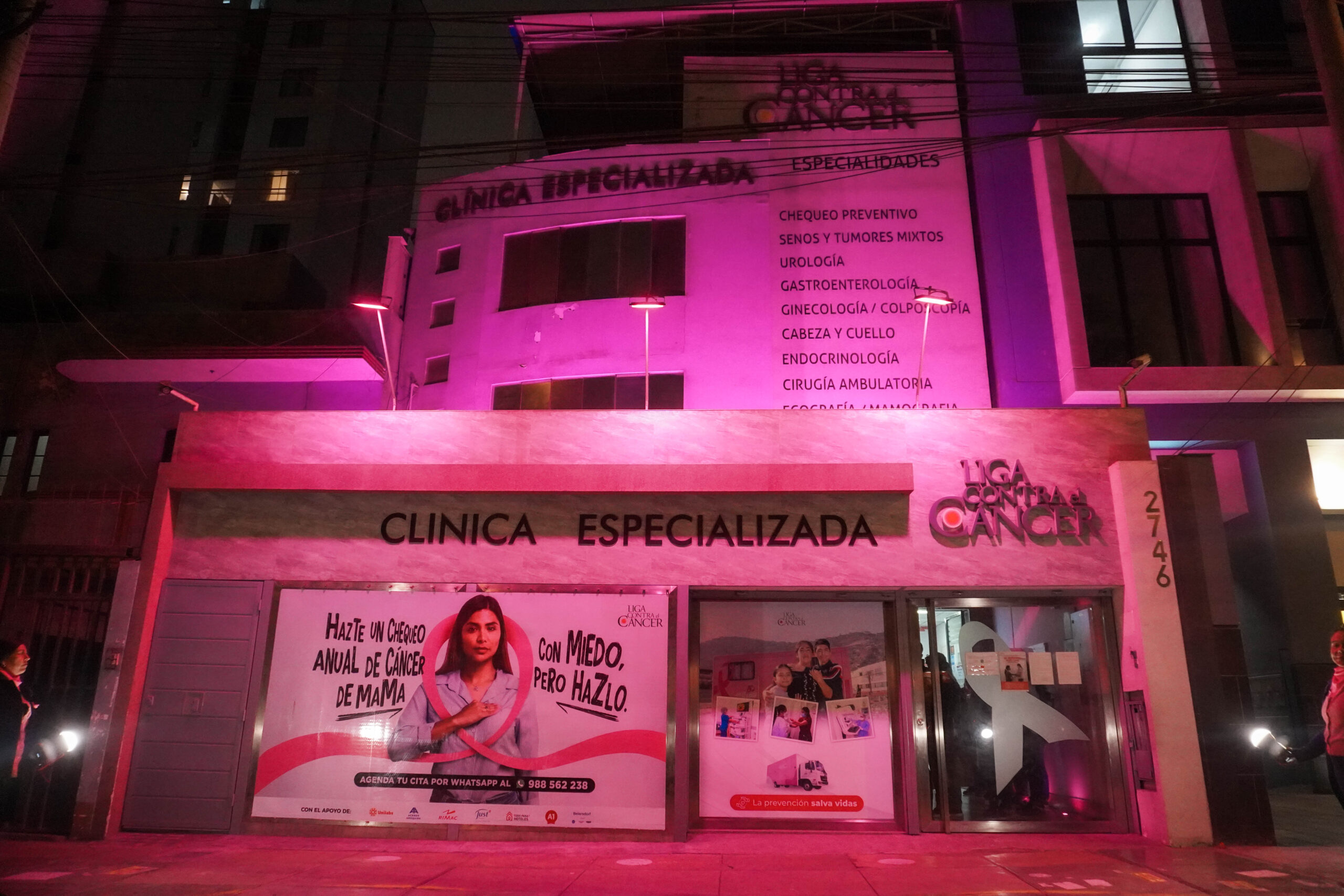 La Liga Contra El Cáncer se ilumina de rosa